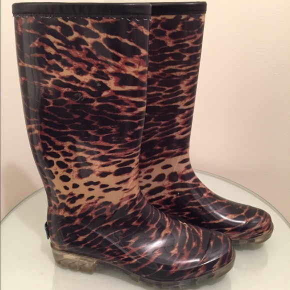 Women's cheetah print rain boots.