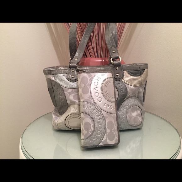 Authentic Coach med tote bag and matching wallet.