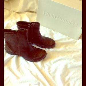Hushpuppies form fitting flex booties