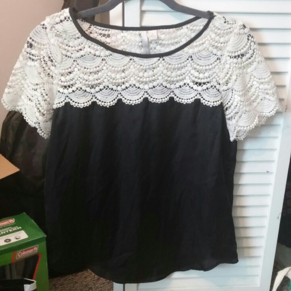 🔥 Black and white silky lace top