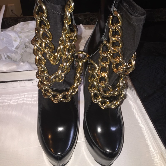Bakers Shoes - SOLD!!!! ✅✅✅✅✅✅ NEW Black boots with gold chains