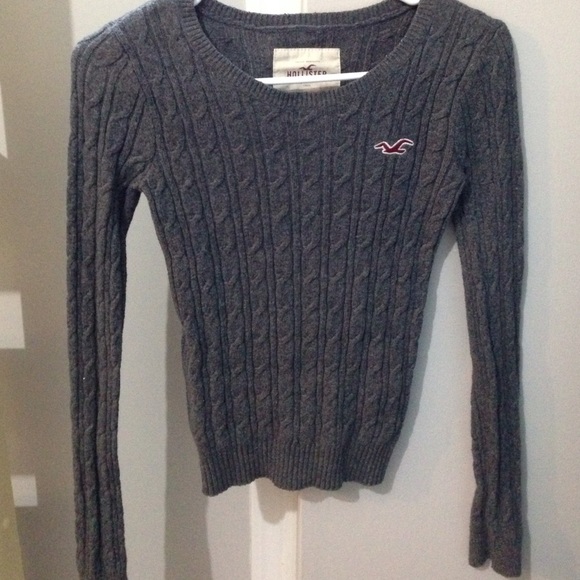Grey long-sleeved hollister sweater
