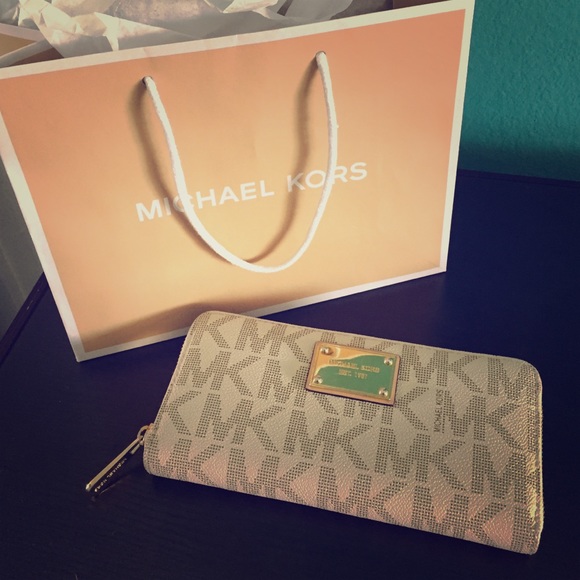 Michael Kors white wallet