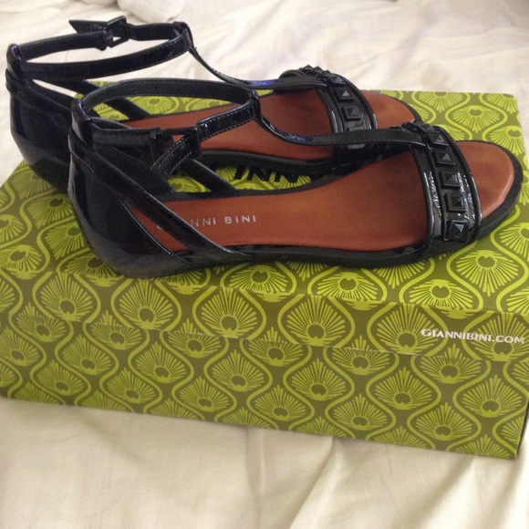 Gianni Bini black patent lthr embellished sandals