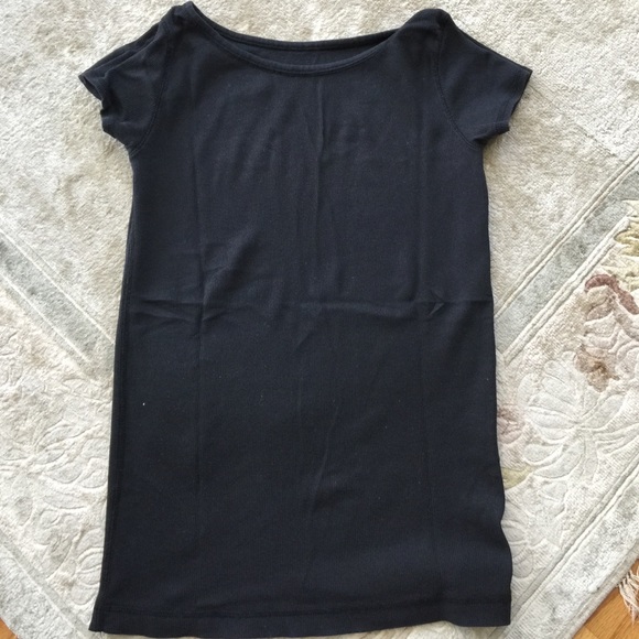 Black short-sleeved T-shirt