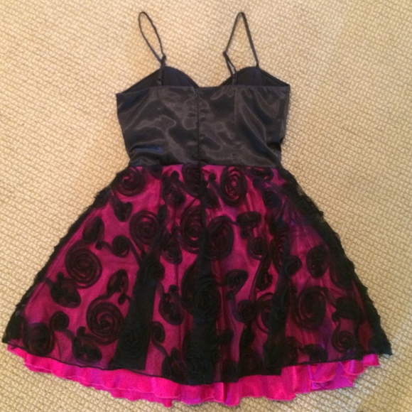 Black and Pink flower dress - Picture 2 of 2