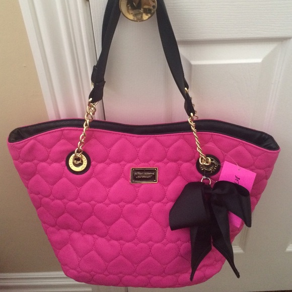 Betsey Johnson Handbags - 🎀️NWT Betsey Johnson Heart Bag🎀
