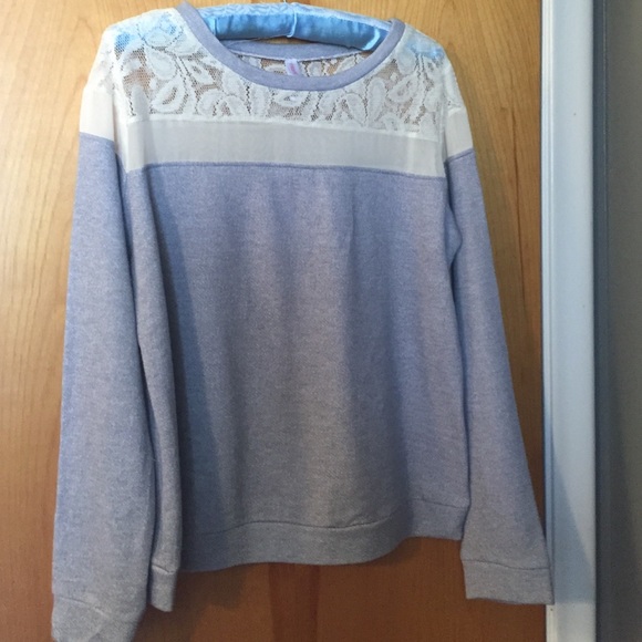 Light weight sweatshirt with lace