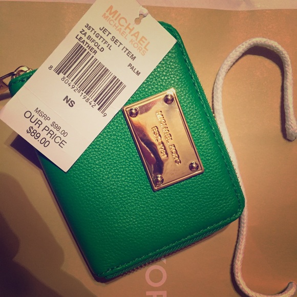 Michael Kors Clutches & Wallets - NWT michael kors bifold wallet