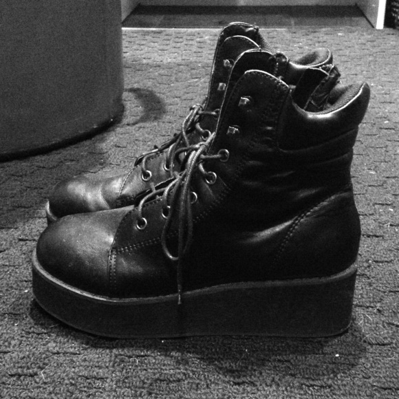 Yru raze boots black