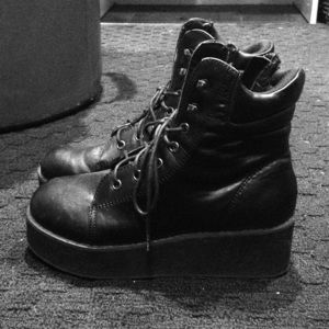 Yru raze boots black