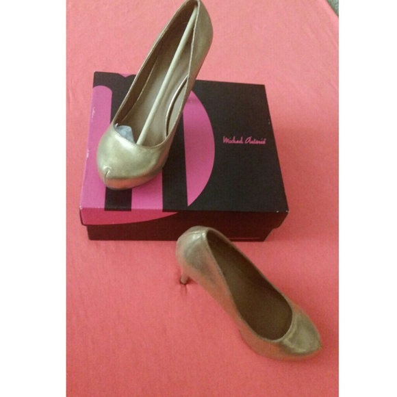 Micheal  Antonio  gold metallic heels