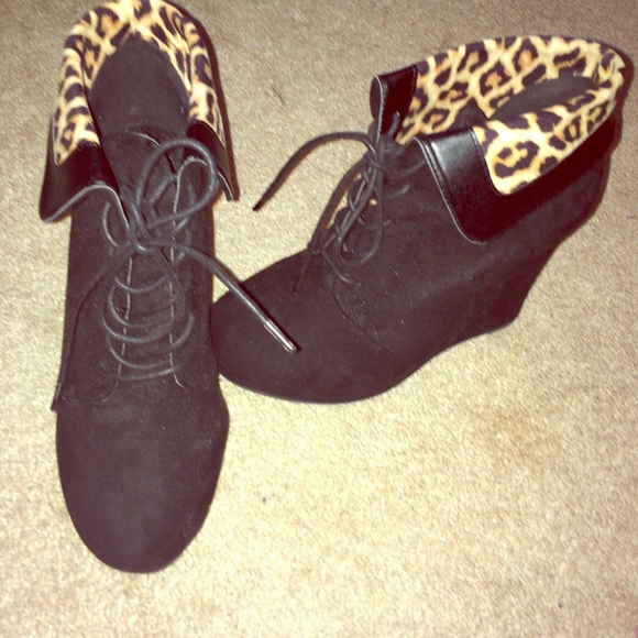 Black/cheetah print wedges