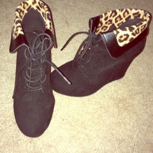 Black/cheetah print wedges