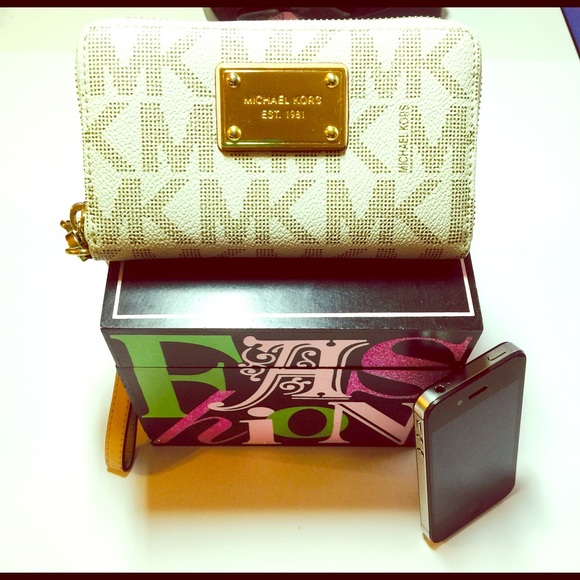 Michael Kors iPhone 4S/5 Wristlet