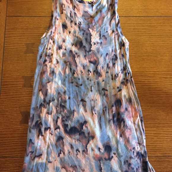 Vera wang long shirt with ruffles on front. - Picture 2 of 4