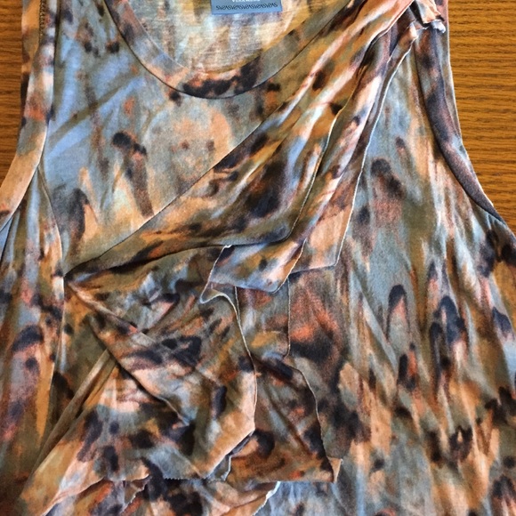 Vera wang long shirt with ruffles on front. - Picture 4 of 4