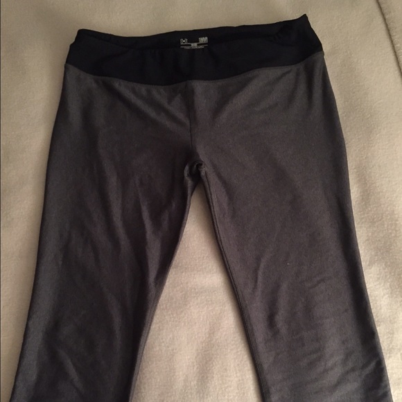 Under Armour fitted capri pants.
