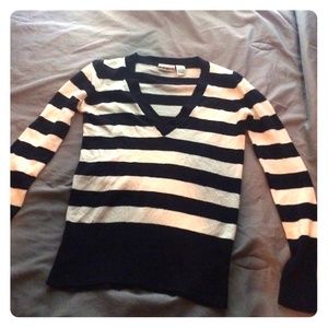 Long sleeve with stripes.