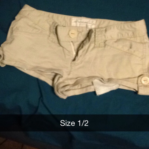 Aeropostale khaki shorts , cute! Size 1,2