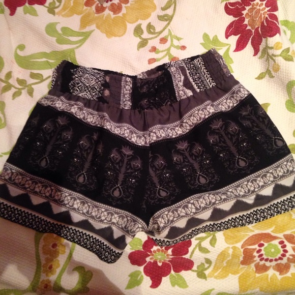 Shorts - Picture 2 of 3
