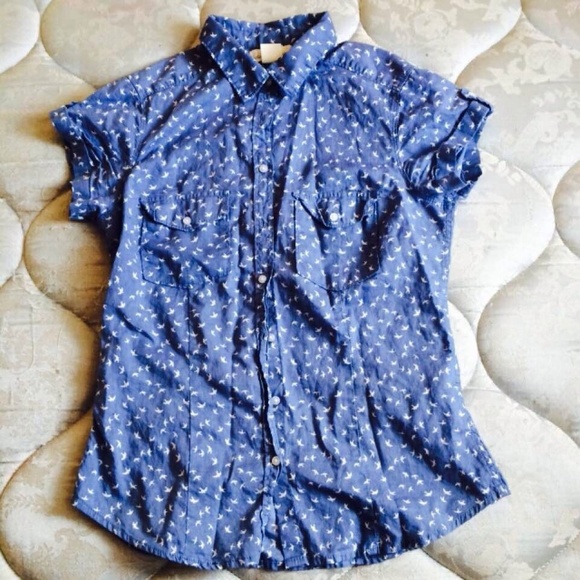 Bird printed Blue button up shirt. ✨