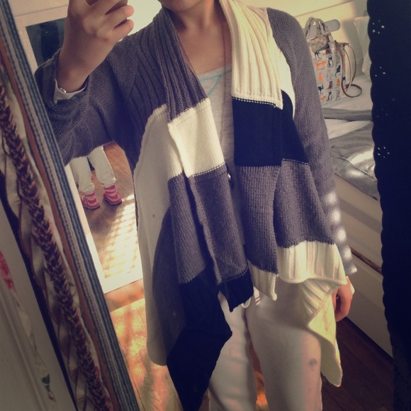 Bundle for @awood82 Stylish cardigan and lacklace