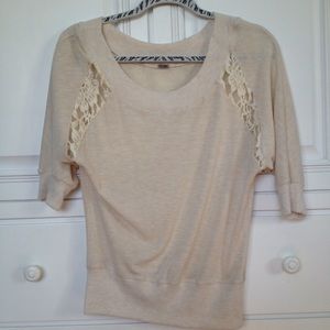 Beige shirt wi/ lace detailing