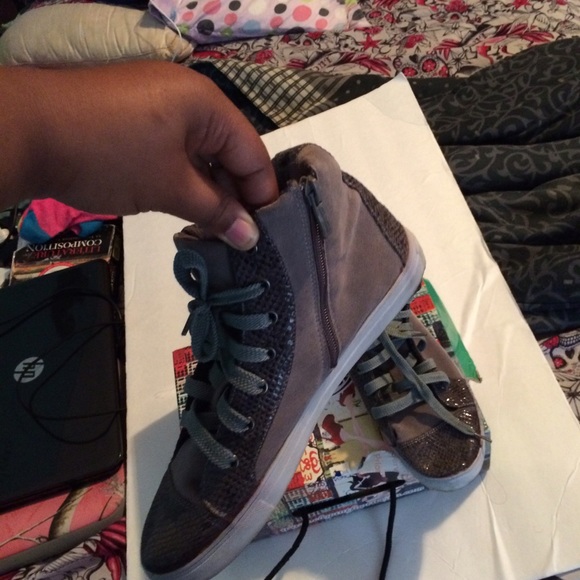 Grey tennis shoes