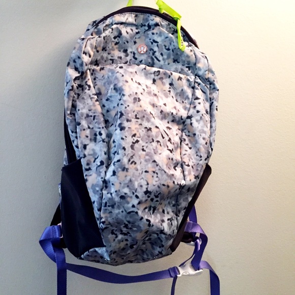 ⚡️ ⚡️FLASH SALE ⚡️⚡️ BNWT Lululemon Backpack! - Picture 3 of 4