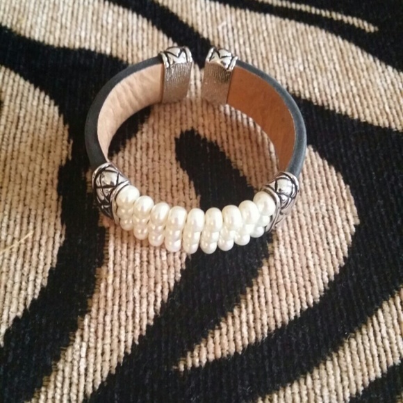Black and pearl bangle