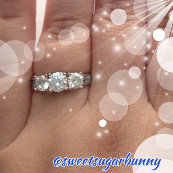 🎉HP 🆕 Gorgeous 18k CZ Ring - Picture 4 of 4