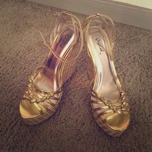 Gold wedges!!! Super fashion!