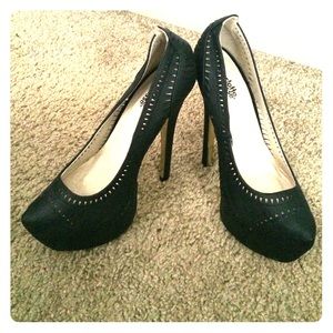 Kim kardashian style black pumps