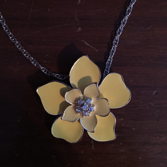 Yellow flower statement necklace - Picture 2 of 2
