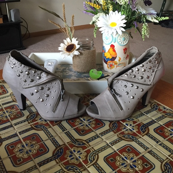 Super cute tan/ gray pumps