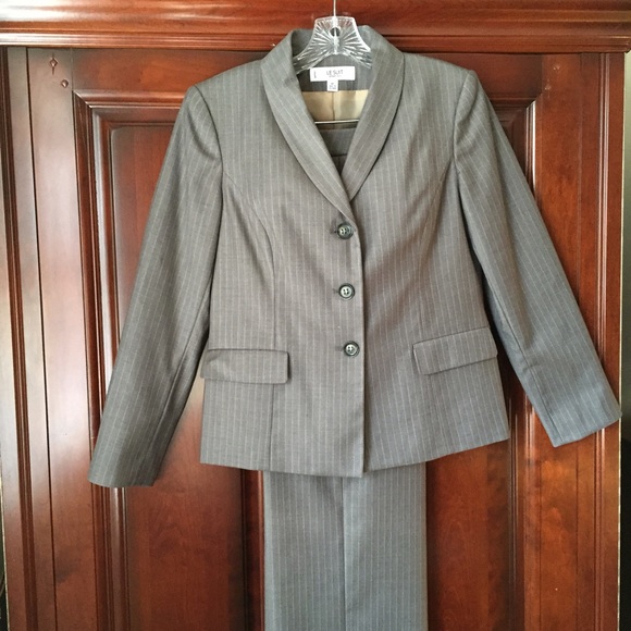 Le Suit Essential