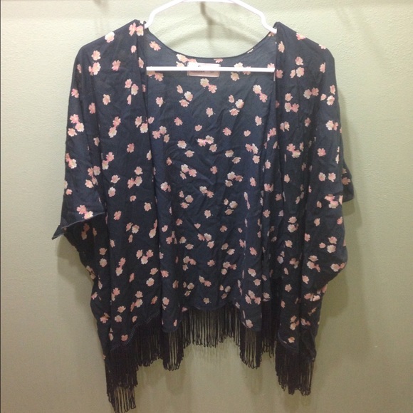 *One hour sale*Hollister kimono with fringe bottom
