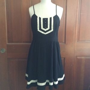 Adorable peasant dress lace detail cut out back