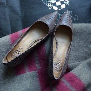 NWT VC light heel pump in trendy nude snake