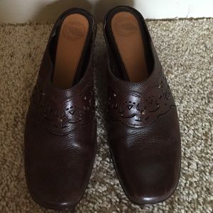 Nurture brown leather clogs