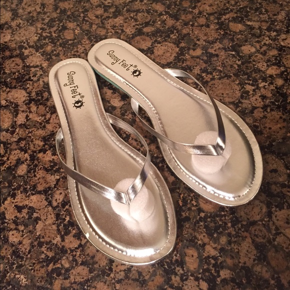 🎉HOST PICK🎉Sunny Feet Silver Thong Sandals Sz 9