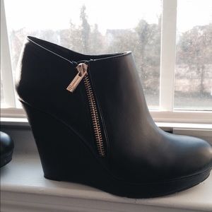 Jessica Simpson black wedges
