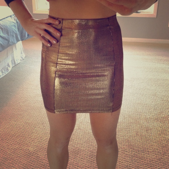 Shimmery Gold Mini Skirt 🎉