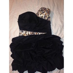 A dress / prom dress