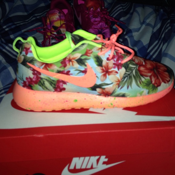 Nike Shoes - Customized roshes 👟