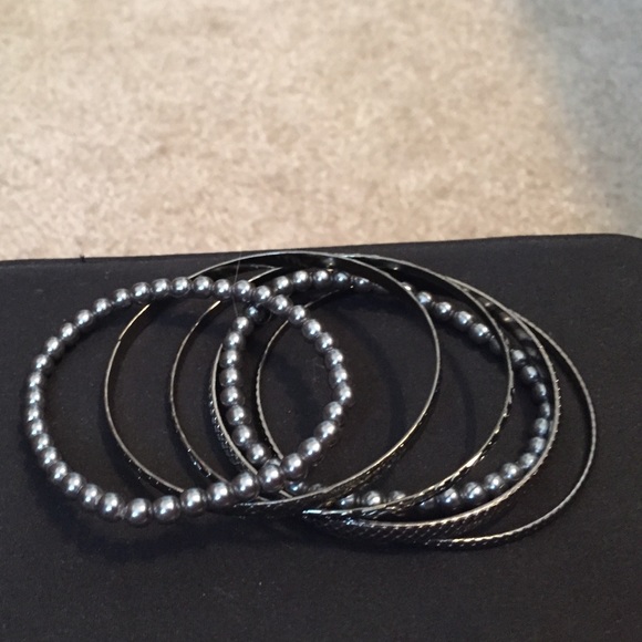 2 gun metal Pearl with 4 gun metal bracelet