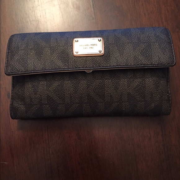 Michael KORS classic trifold wallet!