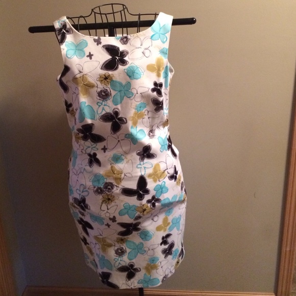 Adorable, ladies, sleeveless , lined dress!