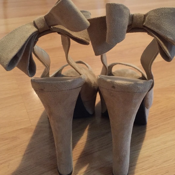beige/tan heels - Picture 2 of 4